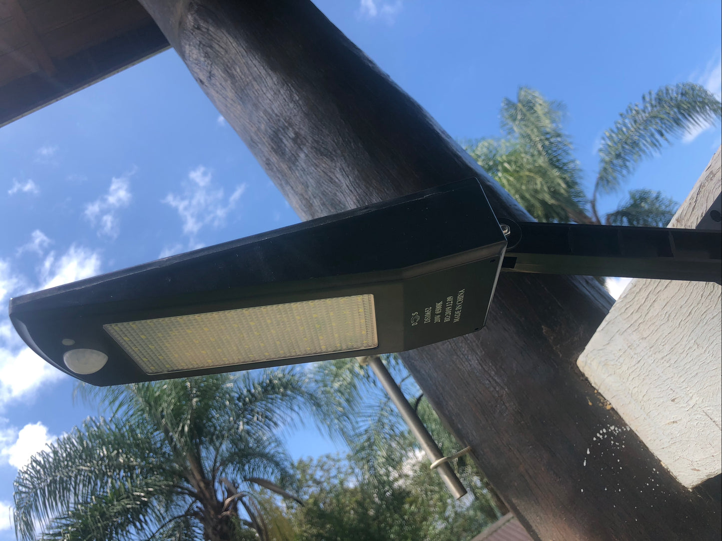 luminária solar All in One 20 watts com sensor