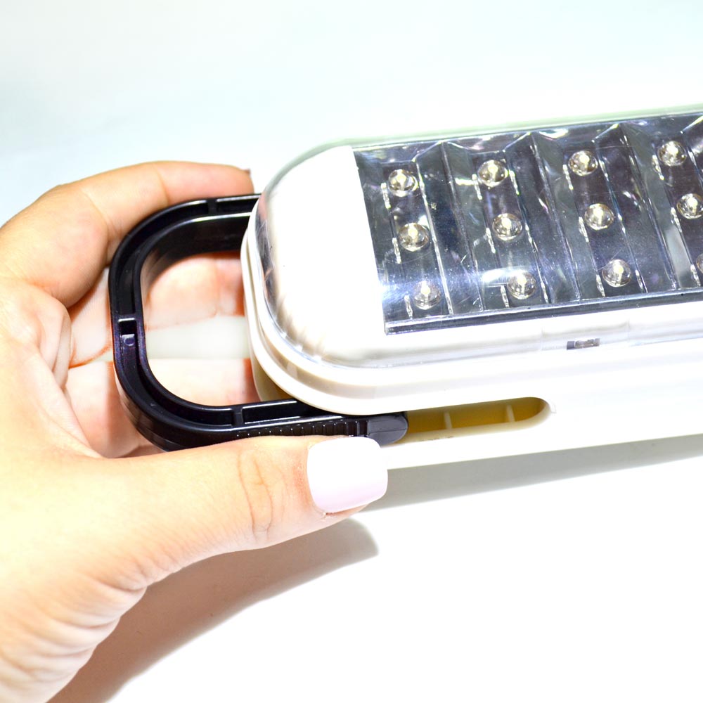 Luminária de emergência com 48 LEDs
