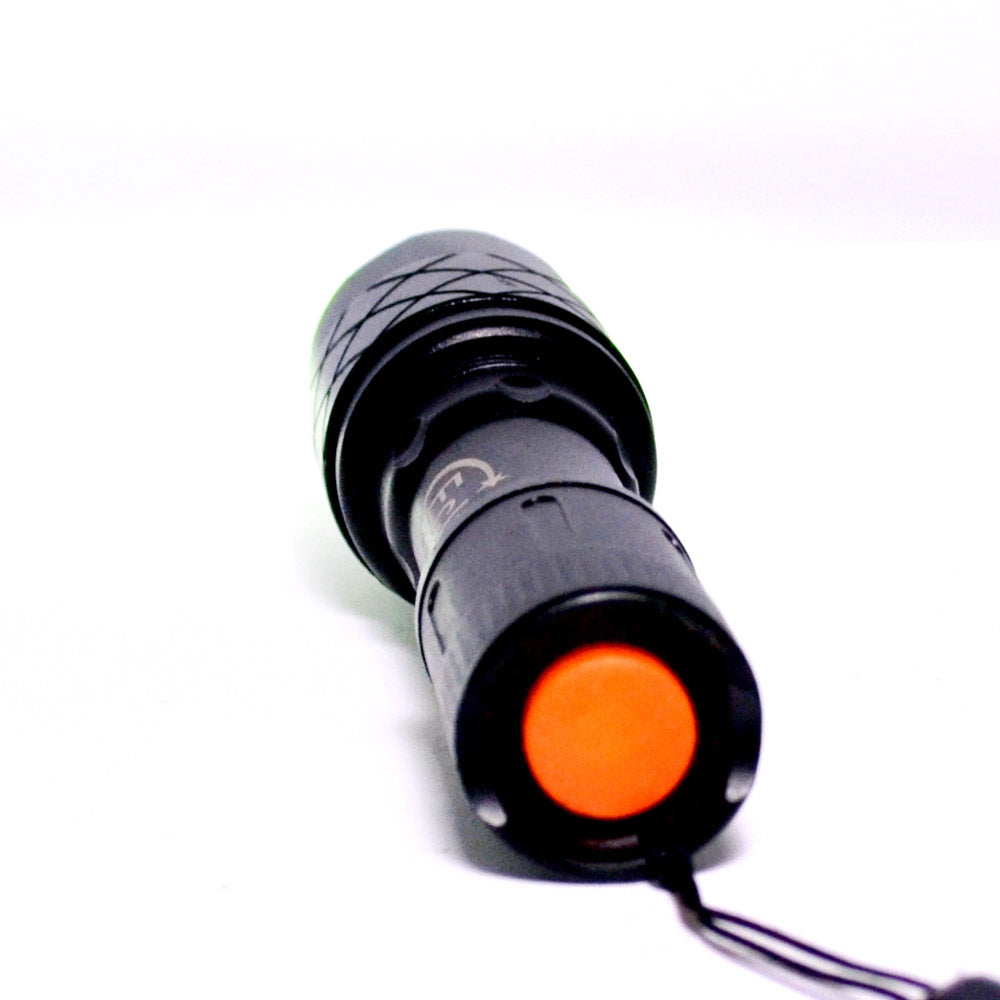 Lanterna LED Tática Recarregável 700w/2000L