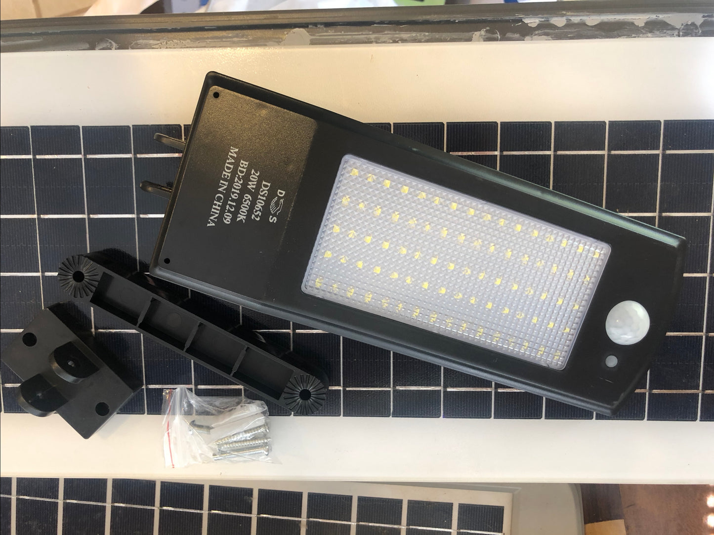 luminária solar All in One 20 watts com sensor