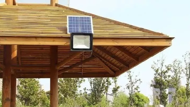 Luminária / Refletor Solar fotovoltaica 60 W - 7200 lumens