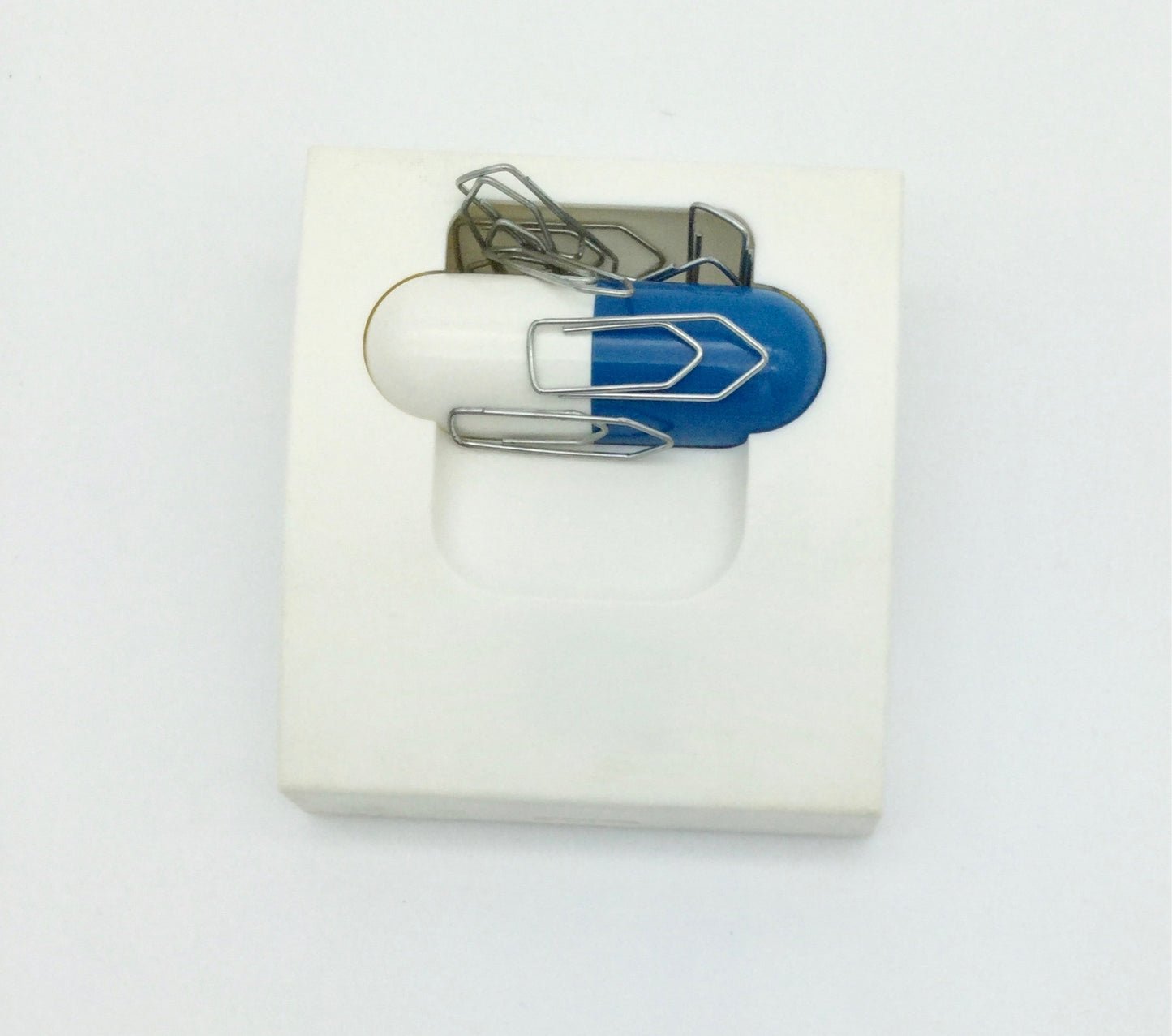 Brinde mesa, Porta-clips magnético com rolete