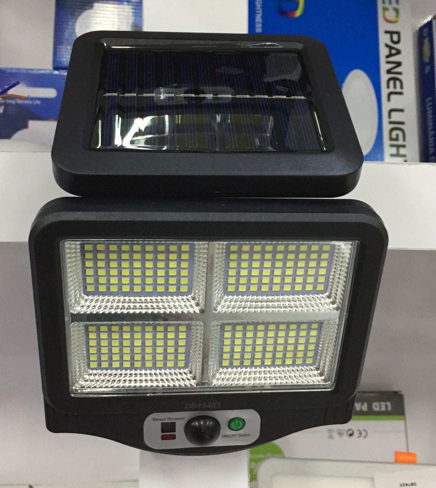 Luminária LED Solar para Portão etc. cabo 4 mt