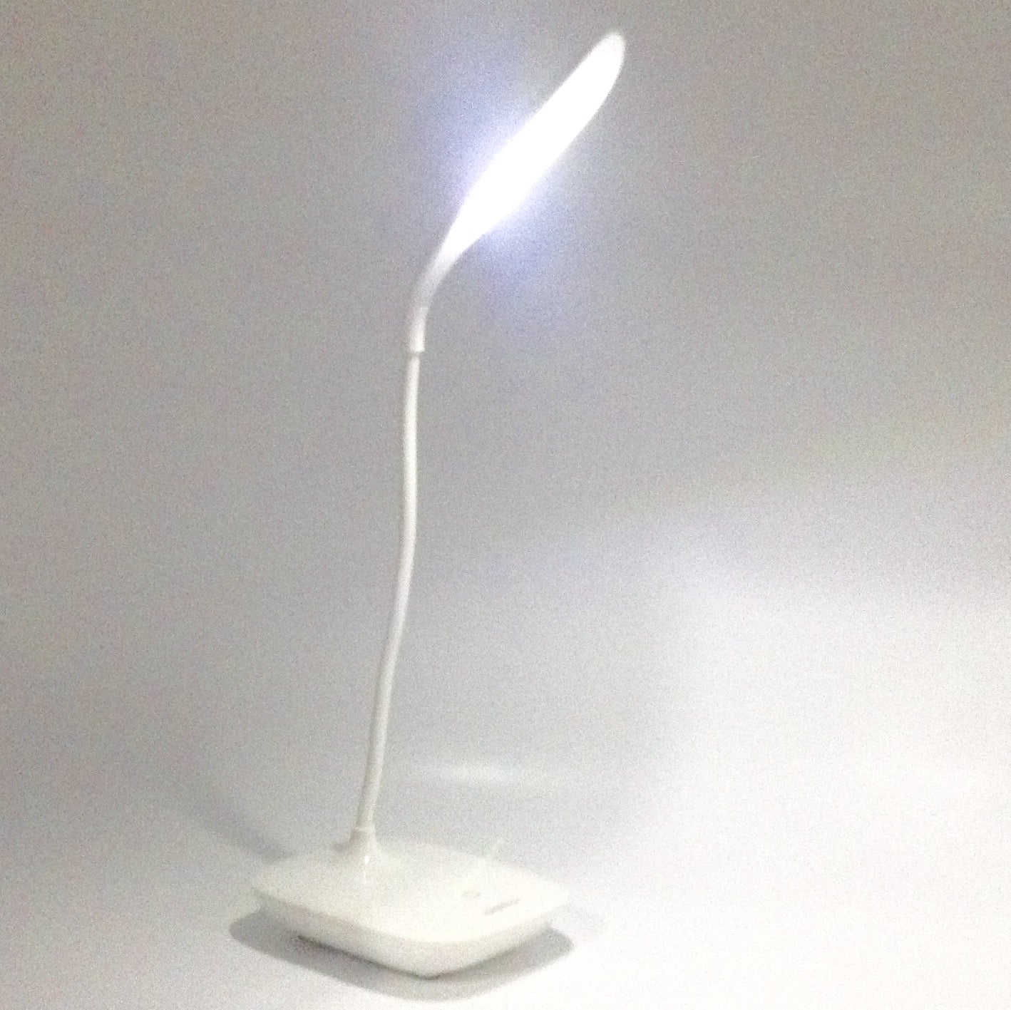 Luminária LED de mesa - Recarregável 16 LEDs