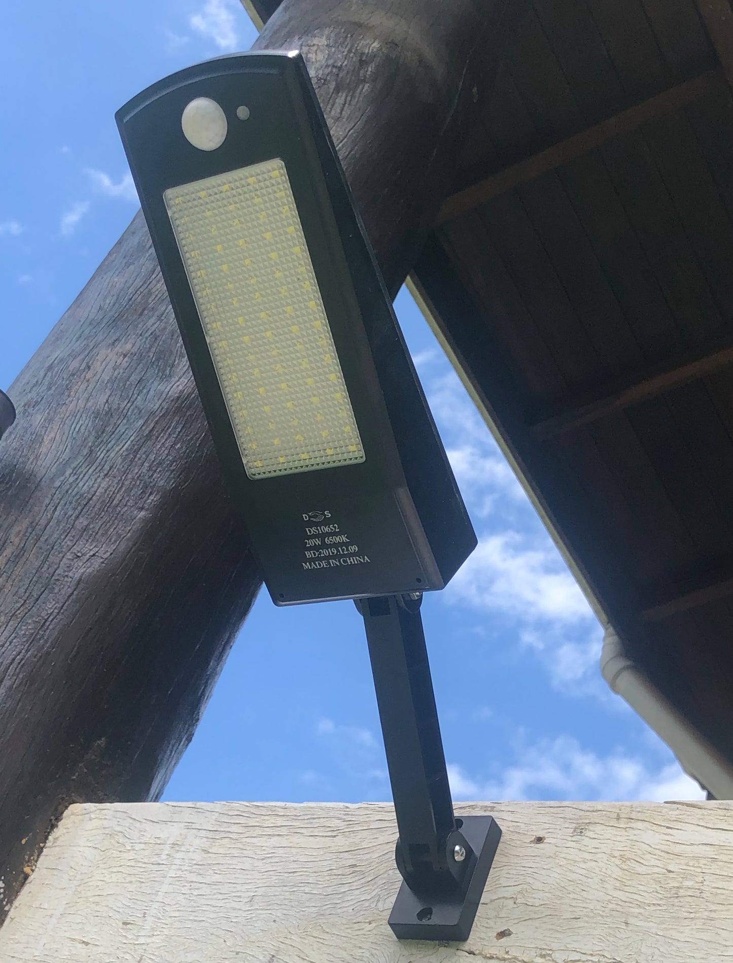 luminária solar All in One 20 watts com sensor